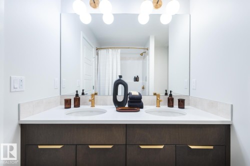 216 Chappelle Drive Sw, Edmonton, AB - Indoor Photo Showing Bathroom