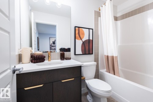 216 Chappelle Drive Sw, Edmonton, AB - Indoor Photo Showing Bathroom