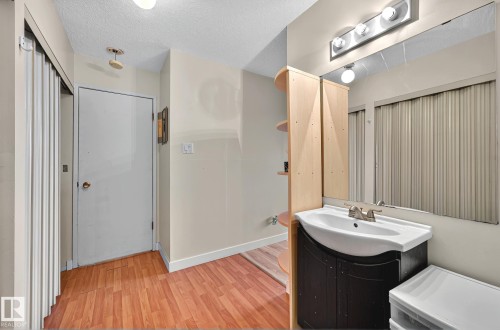 #106 5125 Riverbend Rd Nw, Edmonton, AB - Indoor Photo Showing Bathroom
