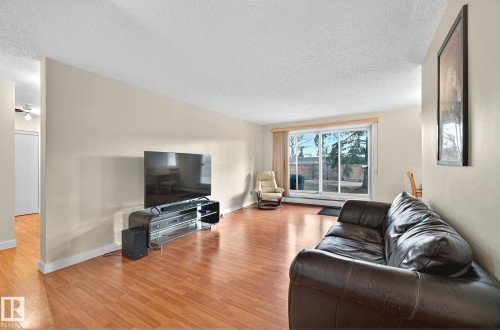 #106 5125 Riverbend Rd Nw, Edmonton, AB - Indoor Photo Showing Living Room