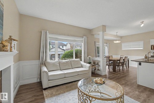 5632 201 St Nw, Edmonton, AB - Indoor Photo Showing Living Room