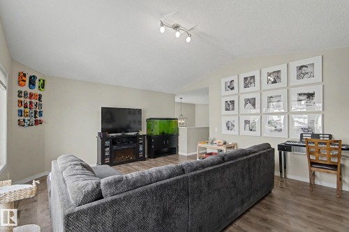 5632 201 St Nw, Edmonton, AB - Indoor Photo Showing Living Room