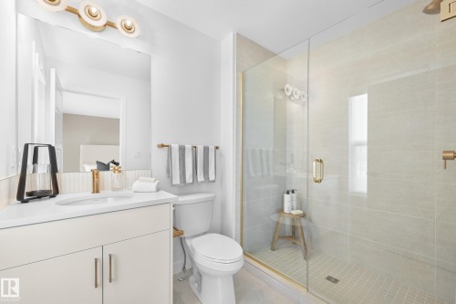 5636 Hawthorn Way Sw, Edmonton, AB - Indoor Photo Showing Bathroom