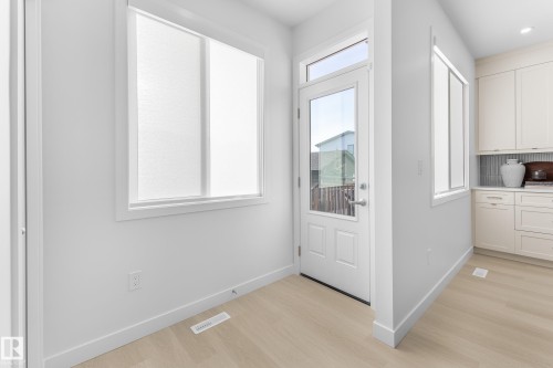 5636 Hawthorn Way Sw, Edmonton, AB - Indoor Photo Showing Other Room