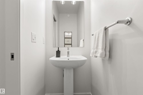 5636 Hawthorn Way Sw, Edmonton, AB - Indoor Photo Showing Bathroom
