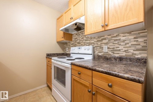 #106 1188 Hyndman Rd Nw, Edmonton, AB - Indoor Photo Showing Kitchen