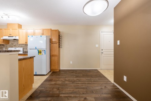 #106 1188 Hyndman Rd Nw, Edmonton, AB - Indoor Photo Showing Kitchen