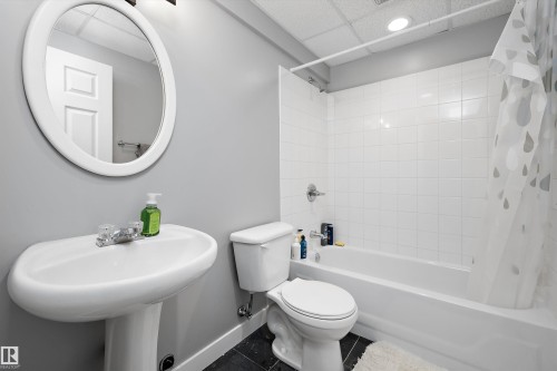 11630 167B Avenue Nw, Edmonton, AB - Indoor Photo Showing Bathroom