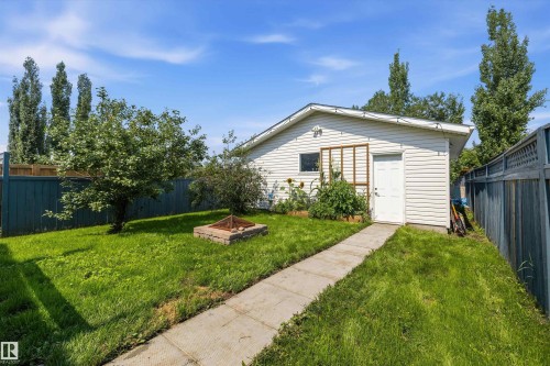 11630 167B Avenue Nw, Edmonton, AB - Outdoor