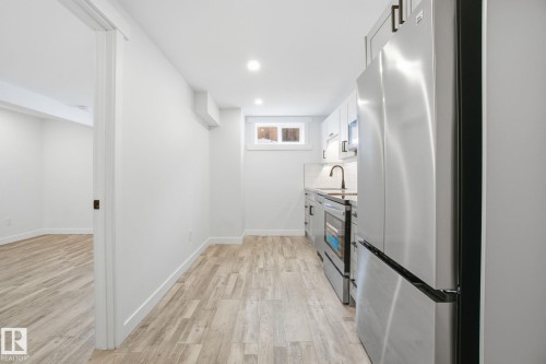 7112 132 Avenue Nw, Edmonton, AB - Indoor Photo Showing Kitchen