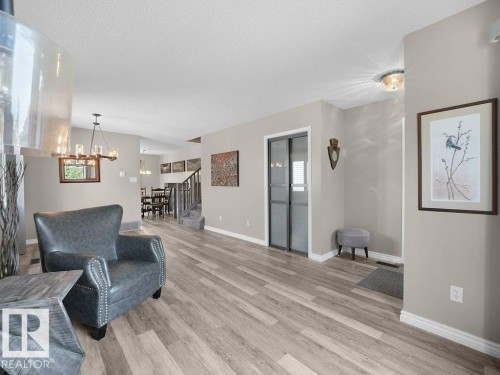 330 Pearson Crescent Nw, Edmonton, AB - Indoor Photo Showing Living Room