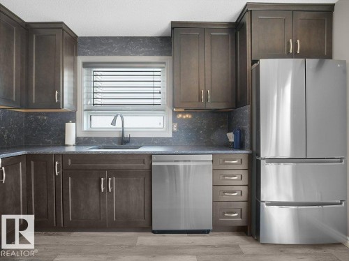 330 Pearson Crescent Nw, Edmonton, AB - Indoor Photo Showing Kitchen With Upgraded Kitchen