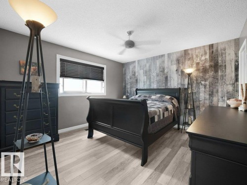 330 Pearson Crescent Nw, Edmonton, AB - Indoor Photo Showing Bedroom