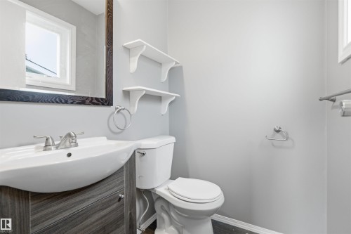 18303 76 Avenue Nw, Edmonton, AB - Indoor Photo Showing Bathroom