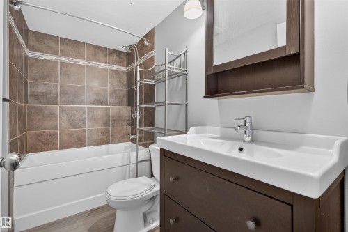 18303 76 Avenue Nw, Edmonton, AB - Indoor Photo Showing Bathroom