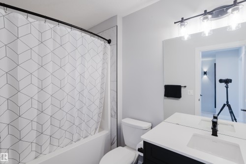 1665 Plum Circle Circle Sw, Edmonton, AB - Indoor Photo Showing Bathroom