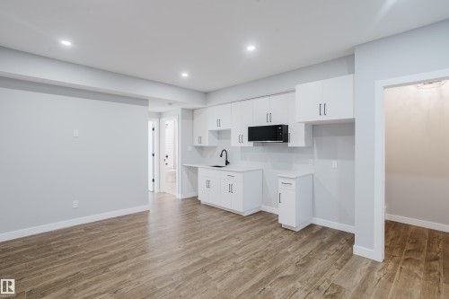 1665 Plum Circle Circle Sw, Edmonton, AB - Indoor Photo Showing Kitchen