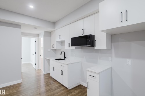 1665 Plum Circle Circle Sw, Edmonton, AB - Indoor Photo Showing Kitchen