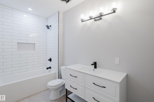 1665 Plum Circle Circle Sw, Edmonton, AB - Indoor Photo Showing Bathroom