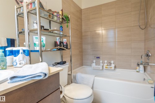 2066 Graydon Hill Crescent Sw, Edmonton, AB - Indoor Photo Showing Bathroom