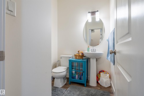 2066 Graydon Hill Crescent Sw, Edmonton, AB - Indoor Photo Showing Bathroom