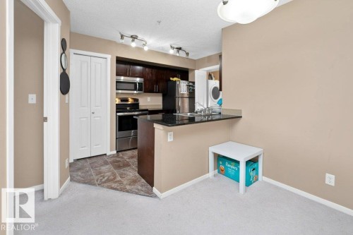 #221 111 Watt Cm Sw, Edmonton, AB - Indoor Photo Showing Kitchen