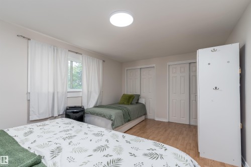 11236 40 Avenue Nw, Edmonton, AB - Indoor Photo Showing Bedroom