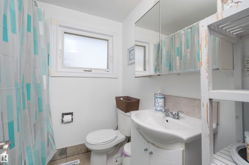 11236 40 Avenue Nw, Edmonton, AB - Indoor Photo Showing Bathroom