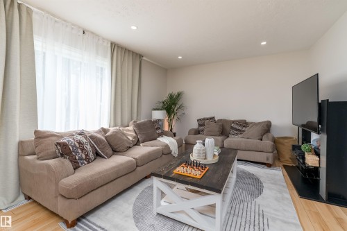 11236 40 Avenue Nw, Edmonton, AB - Indoor Photo Showing Living Room