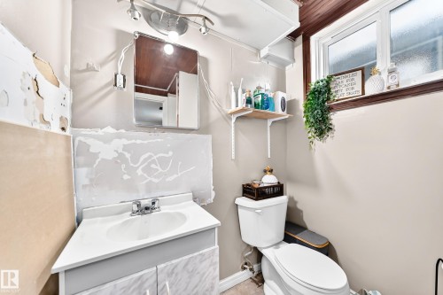 12718 126 Street Nw, Edmonton, AB - Indoor Photo Showing Bathroom