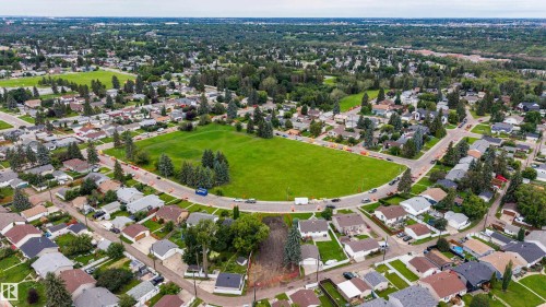 Expansive neighborhood featuring residential homes, curvilinear streets, mature trees, and a large central green space - 10513 42 Street Nw, Edmonton, AB 