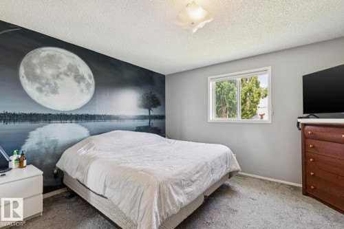 7912 154 Avenue Nw, Edmonton, AB - Indoor Photo Showing Bedroom