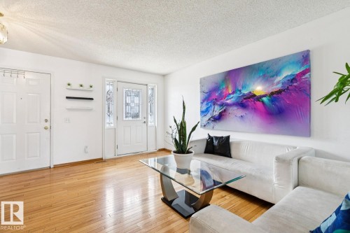 7912 154 Avenue Nw, Edmonton, AB - Indoor Photo Showing Living Room