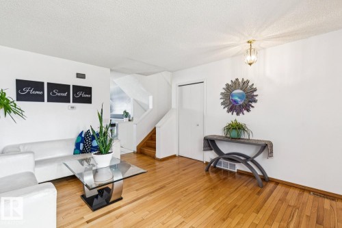 7912 154 Avenue Nw, Edmonton, AB - Indoor Photo Showing Living Room