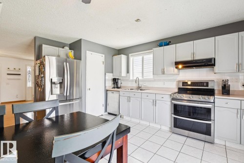 7912 154 Avenue Nw, Edmonton, AB - Indoor Photo Showing Kitchen