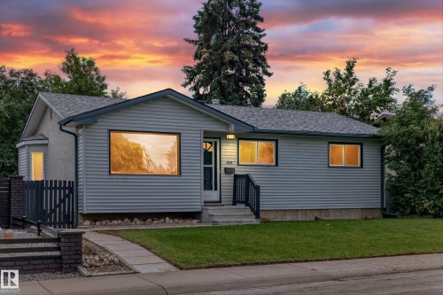 Ranch-style exterior with gray horizontal siding and a contrasting bay window section - 5519 142 Avenue Nw, Edmonton, AB - Outdoor