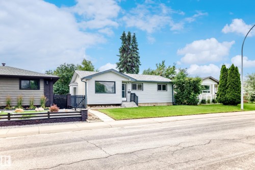 Light-colored siding exterior with dark trim windows - 5519 142 Avenue Nw, Edmonton, AB - Outdoor