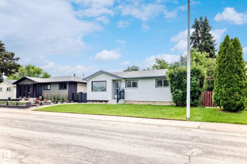 Single-story residence featuring light-colored siding and a dark roof - 5519 142 Avenue Nw, Edmonton, AB - Outdoor