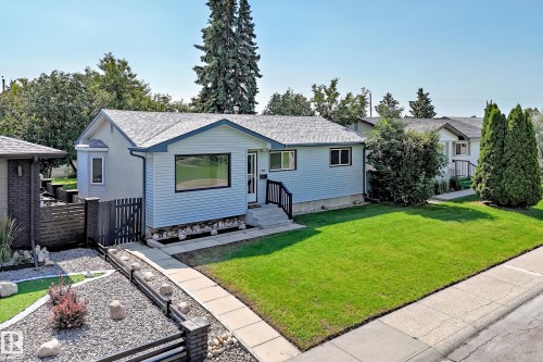 Light blue siding exterior featuring a contrasting dark trim roofline and bay window - 5519 142 Avenue Nw, Edmonton, AB - Outdoor
