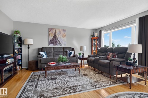 226 Brookview Way, Stony Plain, AB - Indoor Photo Showing Living Room