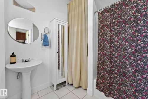 #201 10355 105 St Nw, Edmonton, AB - Indoor Photo Showing Bathroom