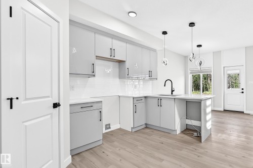71 Patriot Way, Spruce Grove, AB - Indoor Photo Showing Kitchen With Upgraded Kitchen