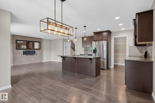 3536 Claxton Crescent Sw, Edmonton, AB - Indoor Photo Showing Kitchen With Upgraded Kitchen