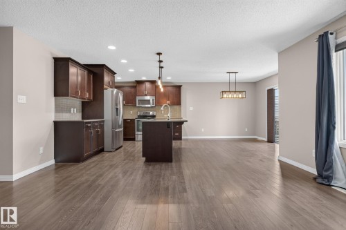 3536 Claxton Crescent Sw, Edmonton, AB - Indoor Photo Showing Kitchen With Upgraded Kitchen