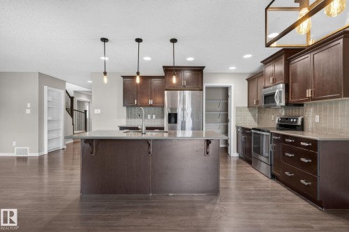 3536 Claxton Crescent Sw, Edmonton, AB - Indoor Photo Showing Kitchen With Double Sink With Upgraded Kitchen