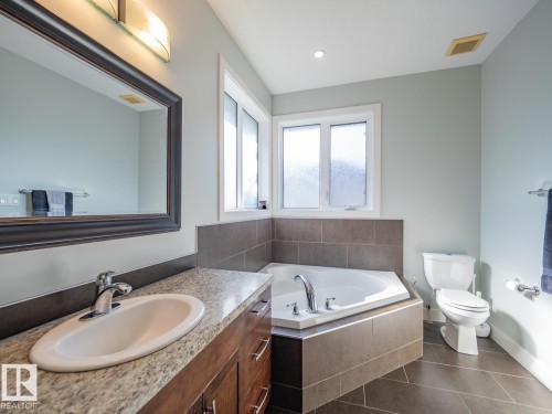 10957 75 Avenue Nw, Edmonton, AB - Indoor Photo Showing Bathroom