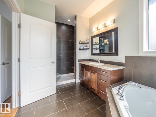 10957 75 Avenue Nw, Edmonton, AB - Indoor Photo Showing Bathroom