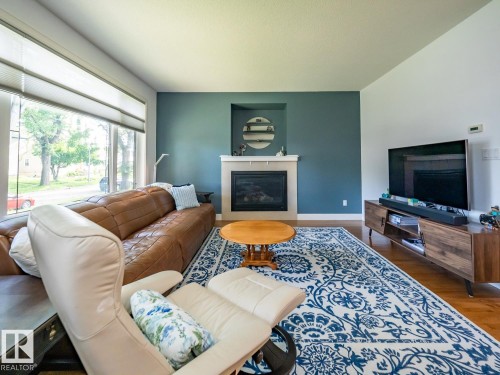 10957 75 Avenue Nw, Edmonton, AB - Indoor Photo Showing Living Room With Fireplace