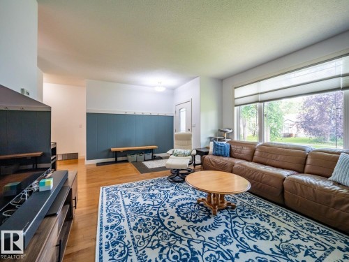 10957 75 Avenue Nw, Edmonton, AB - Indoor Photo Showing Living Room