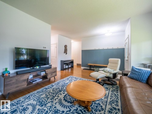 10957 75 Avenue Nw, Edmonton, AB - Indoor Photo Showing Living Room